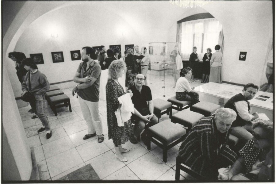 vpravo dole sedí: Helena Kroupová, Gerta Pospíšilová